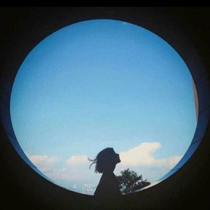 一人摸奶，一人操比
